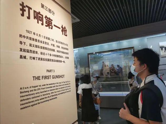 喜迎二十大，向國(guó)旗敬禮